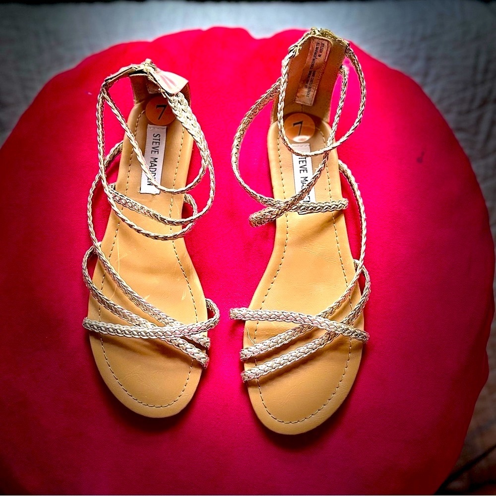 Steve Madden Gold Gladiator Flat Sandals – Size 7